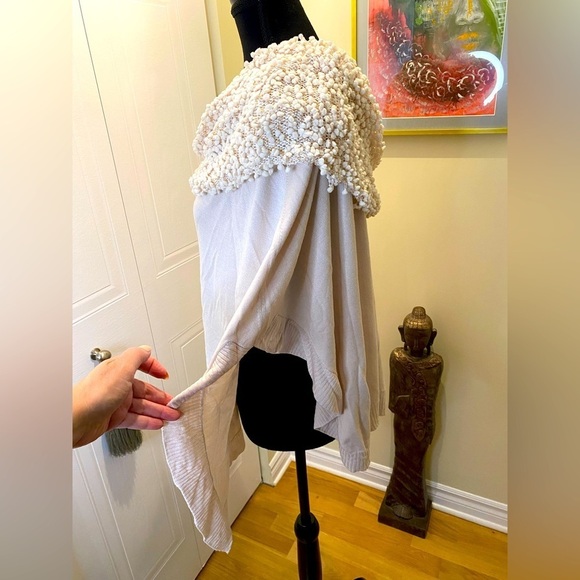 Dolce Cabo cowl neck poncho in off white w/ sparkling collar w/ gold sequins ✨ - Picture 6 of 10